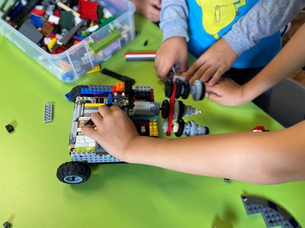 Snapology stem class with robotics